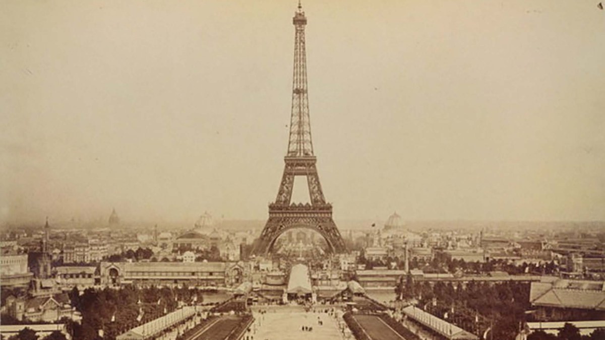 31 de marzo de 1889, con motivo de Exposición Universal de París, se inaugura la Torre Eiffel obra maestra de la arquitectura del siglo XIX. Con casi 300 metros de altura, fue durante muchos años la estructura construida más alta del mundo.