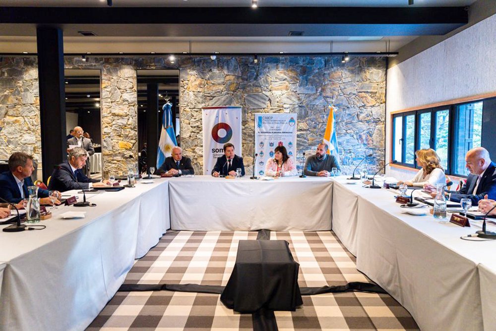 silvinafrana's tweet photo. En representación del @GobSantaFe participé de la 150º Asamblea Plenaria Ordinaria del Consejo Interprovincial de Ministros de Obras Públicas #CIMOP, realizada en #Ushuaia
Allí, intercambiamos ideas y experiencias para concretar obras que mejoren la calidad de vida de la gente. https://t.co/exeKxFniYA