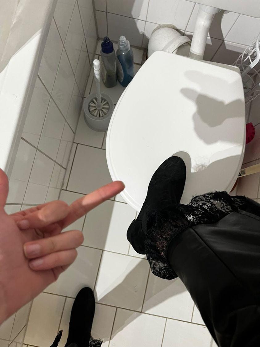 Ich geh jetzt noch schnell kacken und danach mit meinen Mädels feiern während du kleiner N*ttensohn einsam  und allein zu Hause chillst und von meiner scheiße träumst 🖕👊

Du jämmerlicher Schwanzlutscher bewirbst dich jetzt anständig für meinen Sklavenstsall 🐷🐶