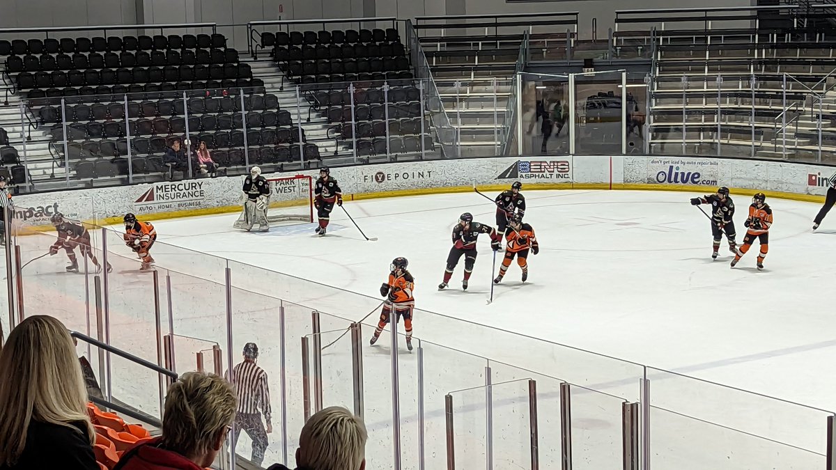 19U Green AA lead Philly Jr. Flyers 2-1 at the end of 2. 🚨 scored by Huegler.

Finish 💪 Kachinas!

#USAHNationals