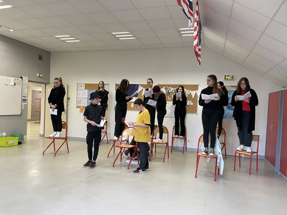 Jour J pour les 4e : les aventures de Marc, Lou et les autres prennent vie ! 4 présentations de la mise en voix de leur pièce, dans 4 lieux du <a href="/ClgBarbey/">ClgBarbey</a> de #SaintSauveurleVicomte. Trac, dépassement et applaudissements ! Un projet #DRAC avec @christotostain #PEAC <a href="/daac_normandie/">DAAC-Normandie</a>