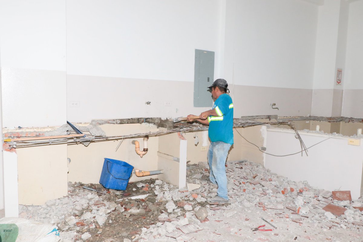 PacoRector's tweet photo. ...losas y canchas deportivas con el fin de continuar dotando a nuestra comunidad universitaria de una excelente infraestructura que complemente el desarrollo de la academia. 

Estamos comprometidos con nuestra UG.  

Paco Morán 

#UniversidaddeGuayaquil 
#JuntoshacemoslaUG https://t.co/21YIyyWjQd
