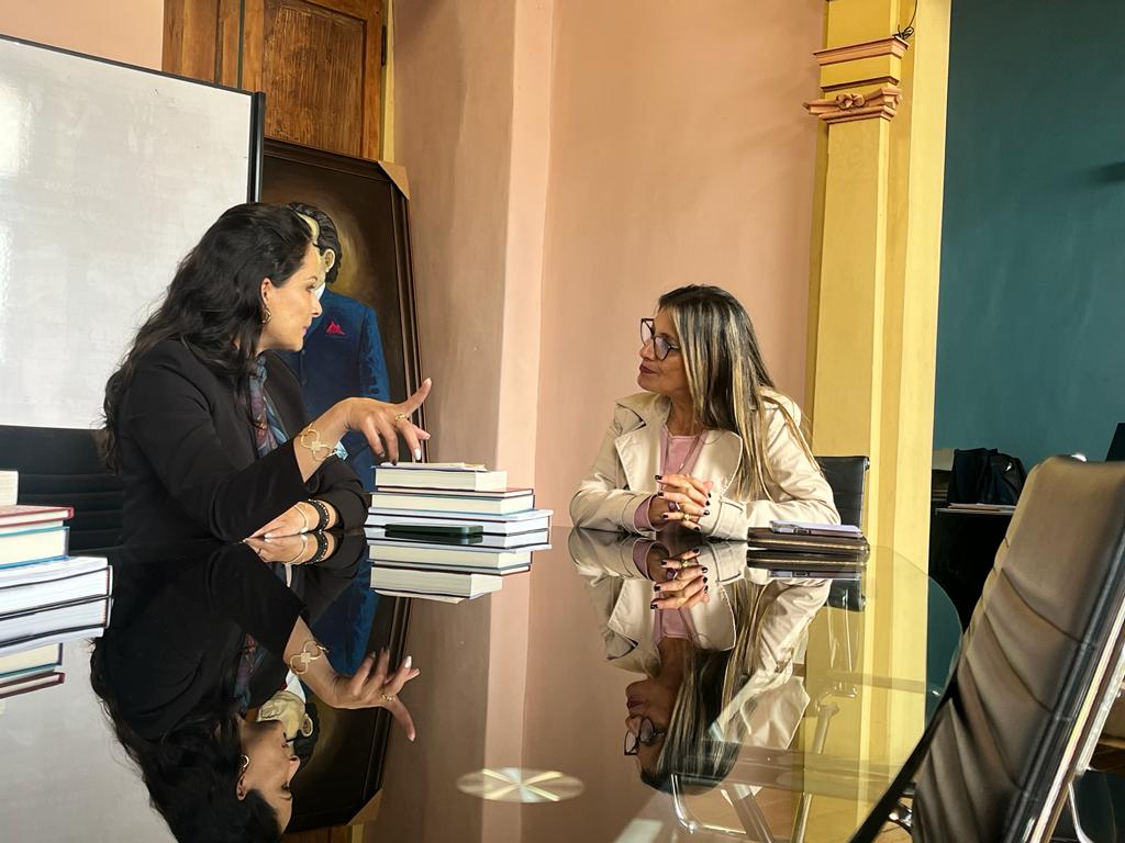 En el marco de nuestro compromiso por el fortalecimiento cultural, recibimos hoy la visita de la asambleísta por Tungurahua, Rosa Mayorga @RosaBelnMayorg1. Durante el encuentro, dialogamos sobre el rescate y promoción de espacios culturales en nuestra región.