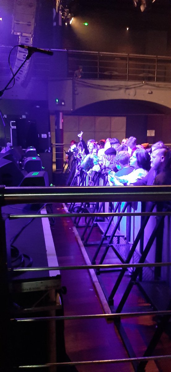 Alexagene1's tweet photo. Waiting for Alice Lily @Alicelilyupdate @AliceLilyMusic https://t.co/au0TE1ptQC