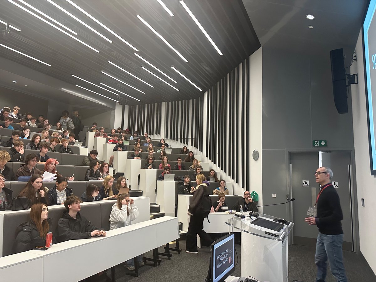 Fantastic lecture by @rider_jon in front of a packed lecture theatre today. Incredibly informative on Weimar culture that was brilliant for our students. Thanks again to @LLC_RHUL for all their support