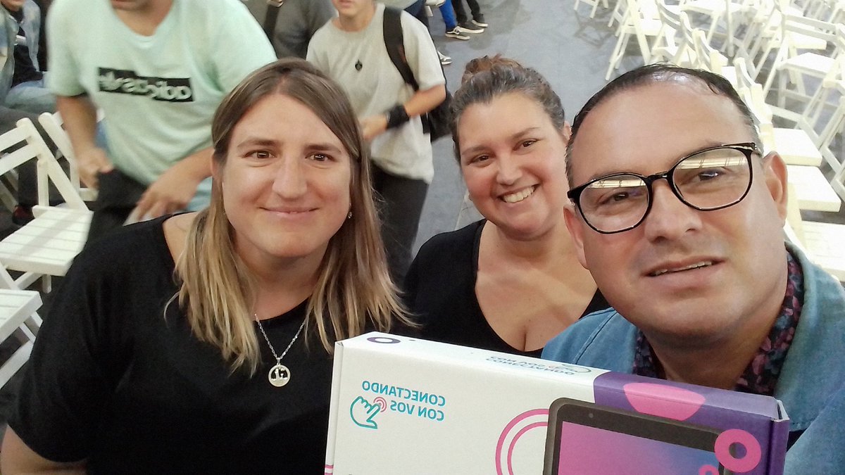 Marcelo78850955's tweet photo. Algo nunca visto en pilar. Entrega de tablet.para todos. https://t.co/OVXss0jTGl
