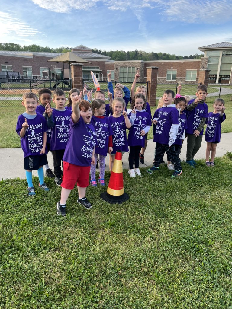 Rangerrynn2's tweet photo. RCES Ranger Run with my KinderRangers was amazing #oneRCE #KinderRangers https://t.co/pZaRAdSoSn