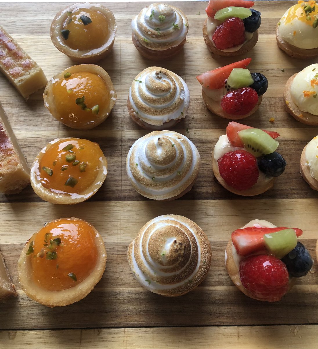 Vandaag weer een aantal lekkernijen mogen ontwikkelen voor Banqueting Mooirivier. Binnenkort aan onze gasten aanbieden en ze verwennen. Wat een team met passie! #keuken #mooirivier #ambacht  Uw Patissier Max van Dijk.