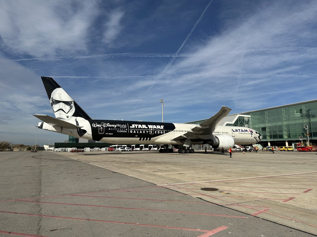 pabloplanells's tweet photo. Hoy en BCN desde la saga Star Wars…

@LATAMAirlines https://t.co/r3NNieLF9V