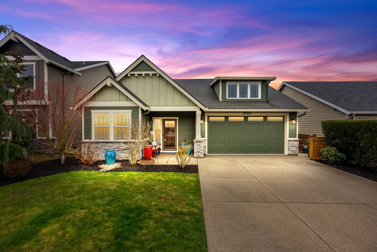 lbaker_Realtor's tweet photo. Newberg: Sparkling bright newer construction in The Greens golf course neighborhood with spacious master suite, laundry facilities and office all on the main level.  2496 sf, 3 bedrooms+den+huge bonus room. https://t.co/0ZanduLoy6