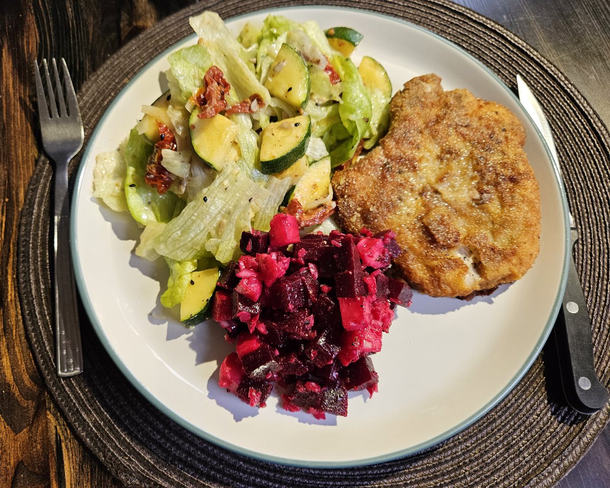 locativus's tweet image. Za oknem przemiennie, co drugi dzień wiosna miesza się z zimą. To i na talerzu ni to przedwiośnie ni tęsknota za wcinaniem nowalijek. Czyli w kulinarnym rozkroku. Sałatka buraczano-ziemniaczana kojarząca się z zimą, #salatka z namiastką wiosny. I dla pewności #schab z kością