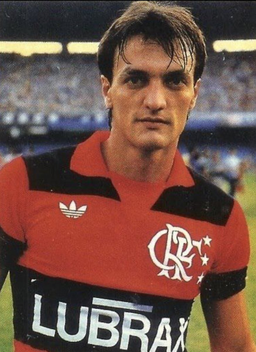 Discussão no almoço na minha casa, pra mim esse é o maior lateral-direito da história do futebol!