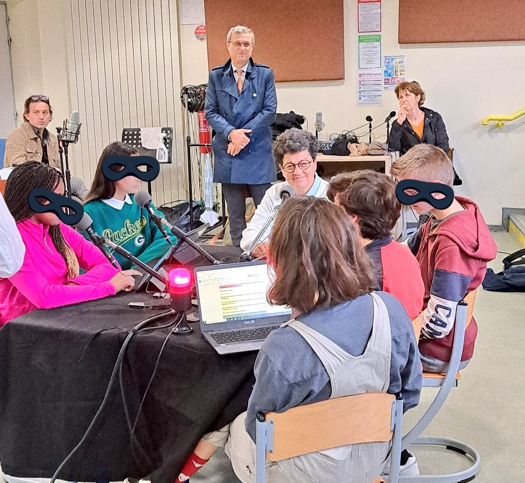Dsden47's tweet photo. Dans le cadre de la semaine de la presse, le #DASEN47 est allé au collège Ducos du Hauron d'Agen pour assister à l'enregistrement d'interviews "professionnel" réalisés pour #InterClassUp, par @radiofrance
Merci @ericvalmir, @juliepietri et @LeCLEMI @AcBordeaux @ABisagni https://t.co/UC4N9H6b1P