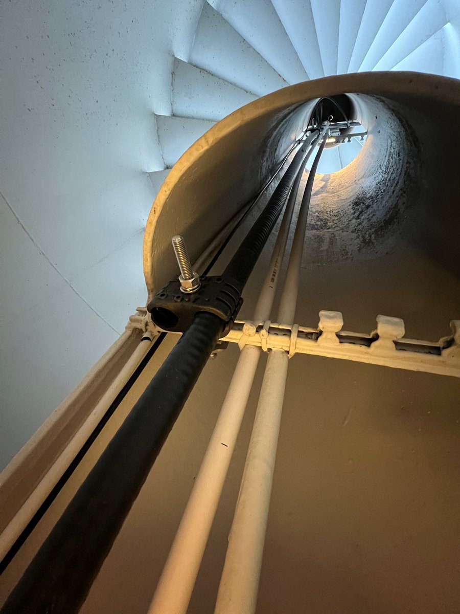 PI3EHV's tweet photo. Morgen zullen er weer werkzaamheden plaatsvinden aan PI3EHV. De nieuwe 7/8" coax kabel zal verder worden afgewerkt, remote control mogelijkheden worden verder afgewerkt en de aarding wordt voorbereid. Het relais zal in principe zonder onderbrekingen doordraaien. https://t.co/z3M1QwnJjS