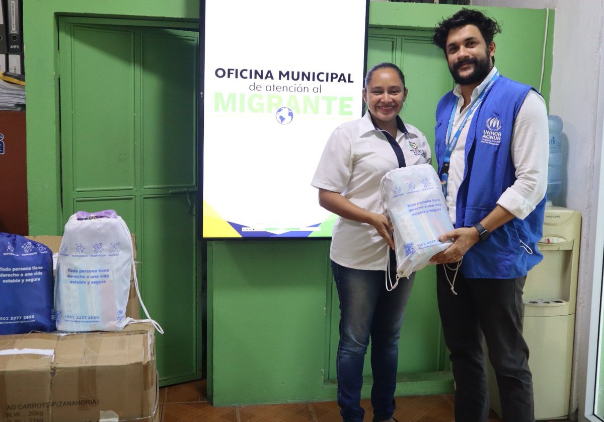 JuanOssaE's tweet photo. Miles de personas en movimiento llegan a Tecún Umán cada semana.

@ACNURamericas  🇬🇹 entregamos kits de higiene a la oficina de migración de @muniayutla como parte de los esfuerzos conjuntos para responder a las necesidades de los más vulnerables 

Juntos somos más fuertes💪 https://t.co/7UDtSlqfwV