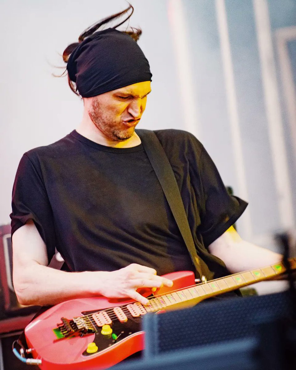 ChiliPeppersArg's tweet photo. En su reciente nota con el medio brasilero 5notas, Josh Klinghoffer habló también sobre John Frusciante.

P : ¿Hay alguna posibilidad de que vuelvas a tocar con John Frusciante?

JK : Yo no diría que no hay posibilidad. A menudo tengo visiones de que un día, incluso si no hablamos mucho durante el proceso, siento que sería genial volver a tocar algunas de esas canciones (canciones que hicieron juntos) o reproducirlos en vivo. nunca tocamos en vivo. no hemos hablado mucho. Pero siempre le tuve mucho cariño. es uno de mis músicos favoritos, uno de mis compositores favoritos. no estoy en contra de esta idea..