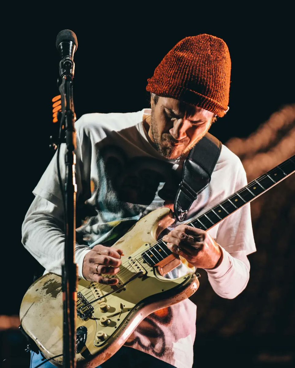 ChiliPeppersArg's tweet photo. En su reciente nota con el medio brasilero 5notas, Josh Klinghoffer habló también sobre John Frusciante.

P : ¿Hay alguna posibilidad de que vuelvas a tocar con John Frusciante?

JK : Yo no diría que no hay posibilidad. A menudo tengo visiones de que un día, incluso si no hablamos mucho durante el proceso, siento que sería genial volver a tocar algunas de esas canciones (canciones que hicieron juntos) o reproducirlos en vivo. nunca tocamos en vivo. no hemos hablado mucho. Pero siempre le tuve mucho cariño. es uno de mis músicos favoritos, uno de mis compositores favoritos. no estoy en contra de esta idea..