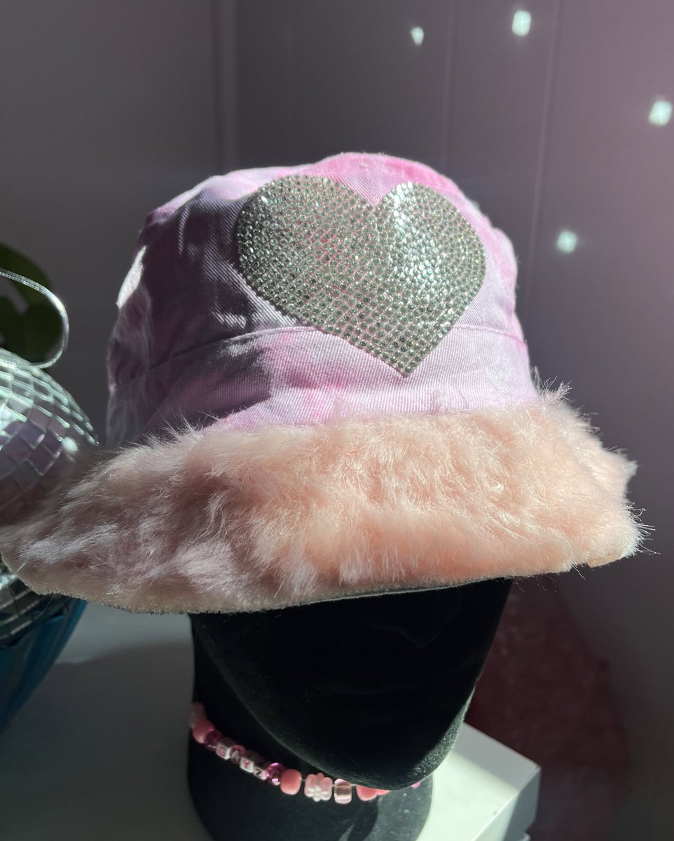 Hippiechickco's tweet photo. I need me to be fucking fr. Im obsessed 🥹💕 #pink #buckethat https://t.co/uWIfp5JSJD