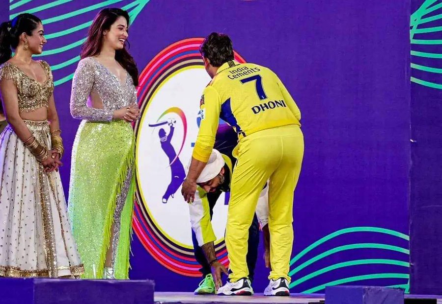 arijit singh touches ms dhoni feet during ipl 2023 opening ceremony photo  goes viral jst | IPL 2023 ओपनिंग सेरेमनी में अरिजीत सिंह ने छूए MS Dhoni के  पैर, ऐसे जीता फैंस का दिल