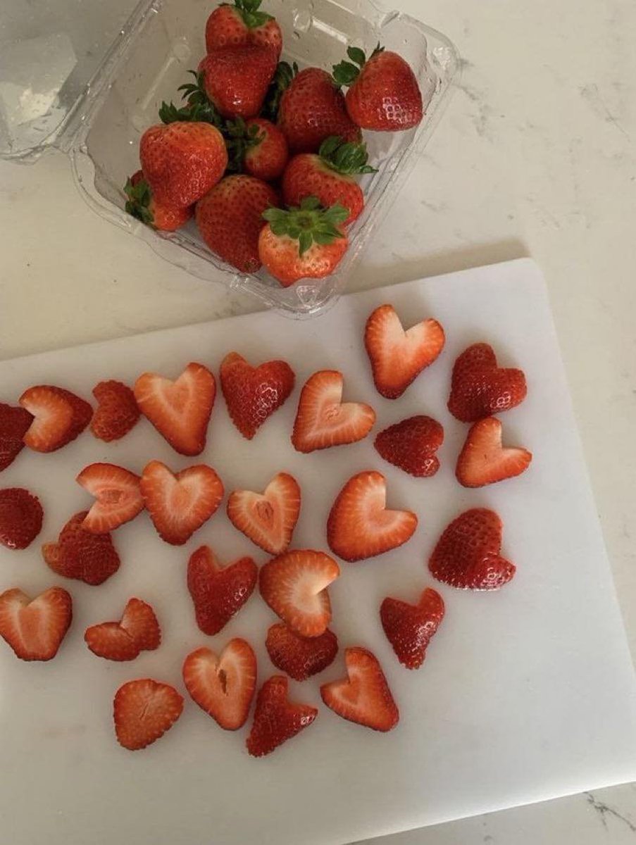prettiestavenue's tweet photo. heart-shaped strawberries https://t.co/afWwAACxU1