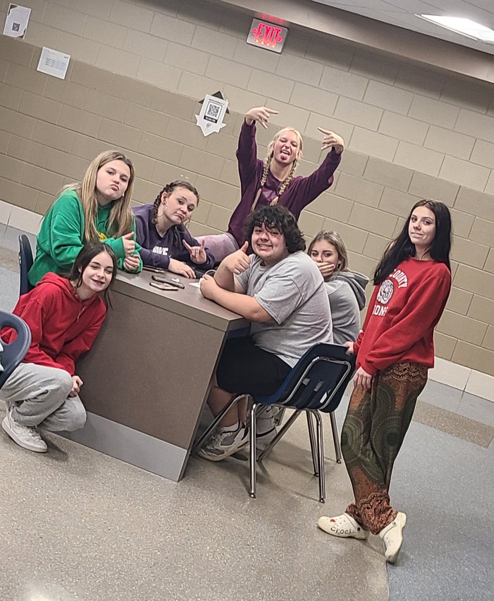 EmBoyz22's tweet photo. Working on a pod cast on the last day before Spring Break. #socialstudies #differentation #almostthere #rclead @RowanSchools https://t.co/ynE3VcXuzx