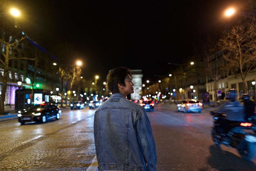 โห ที่สุดในโลกแล้วอะ แจ็กเก็ตยีนส์มุมข้างผมยุ่งๆหน้ายิ้ม หล่อมากๆ มู้ดดีมากๆ ทำไมเขาหล่อขนาดนี้ ปารีสที่มีพี่แจมินมันดีขนาดนี้เลยหรอ ㅠㅠㅠㅠㅠㅠㅠㅠㅠㅠㅠㅠㅠㅠㅠㅠ