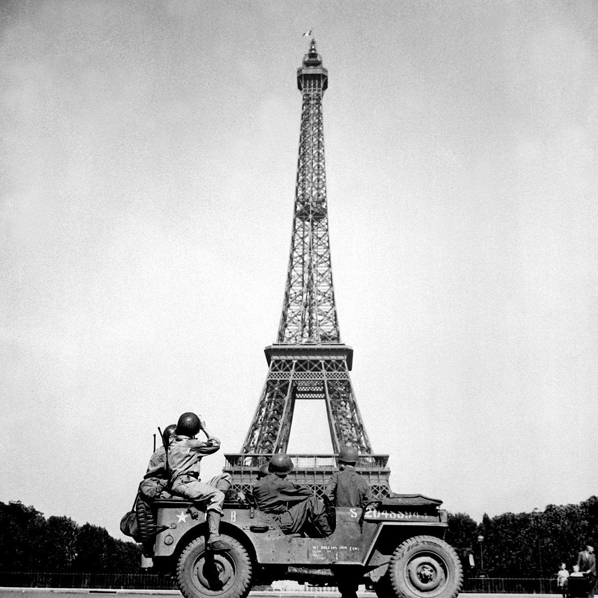 #TourEiffel 🗼 Joyeux anniversaire à la Tour Eiffel, inauguré il y a 134 ans. 🗼