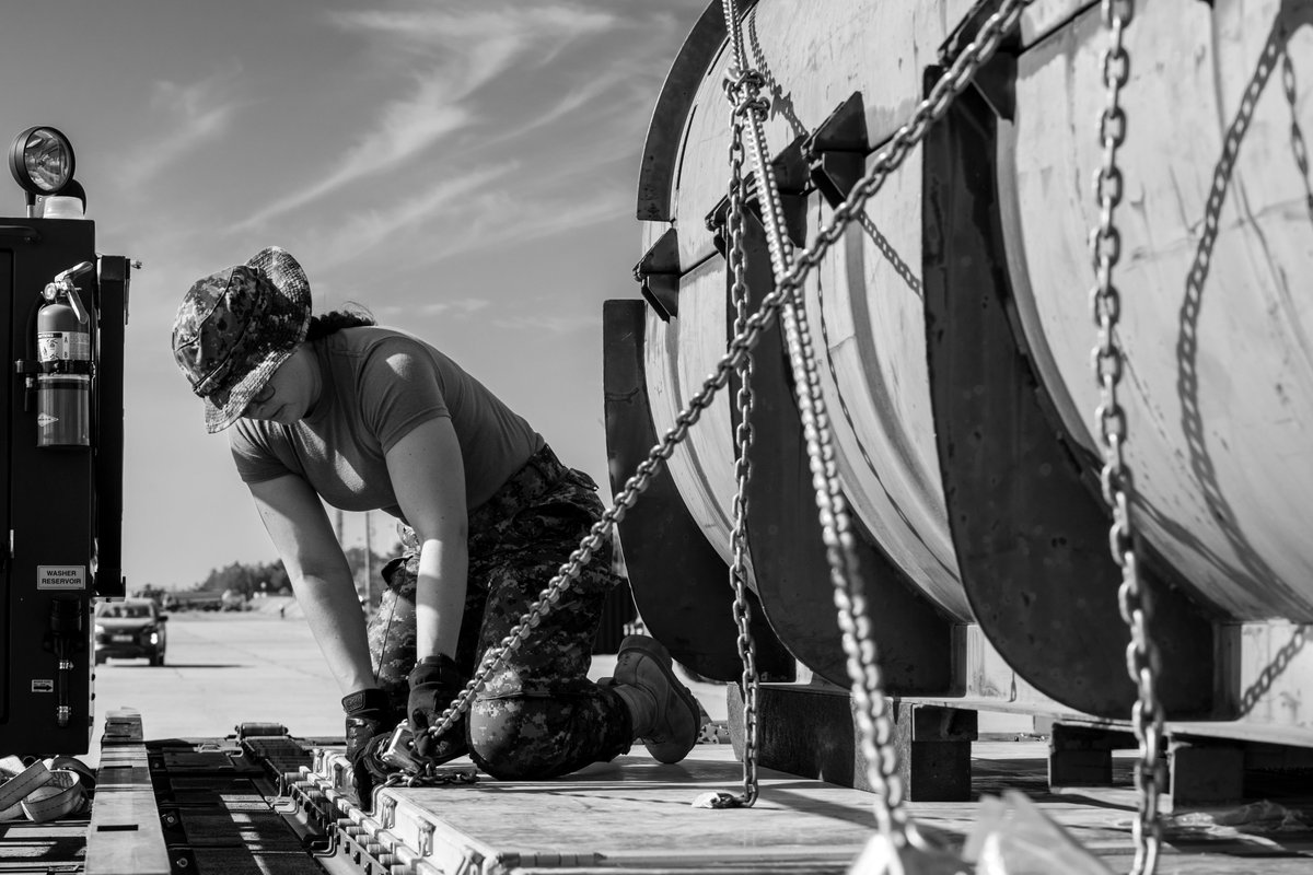 MuseBagotville's tweet photo. #Photo de la semaine

Une technicienne des mouvements arrime des #cargaisons de marchandises et de matériel dans le cadre de Op REASSURANCE. #Roumanie

Crédit : Forces armés canadiennes, cpl Eric Chaput https://t.co/OVfdmlnqnf