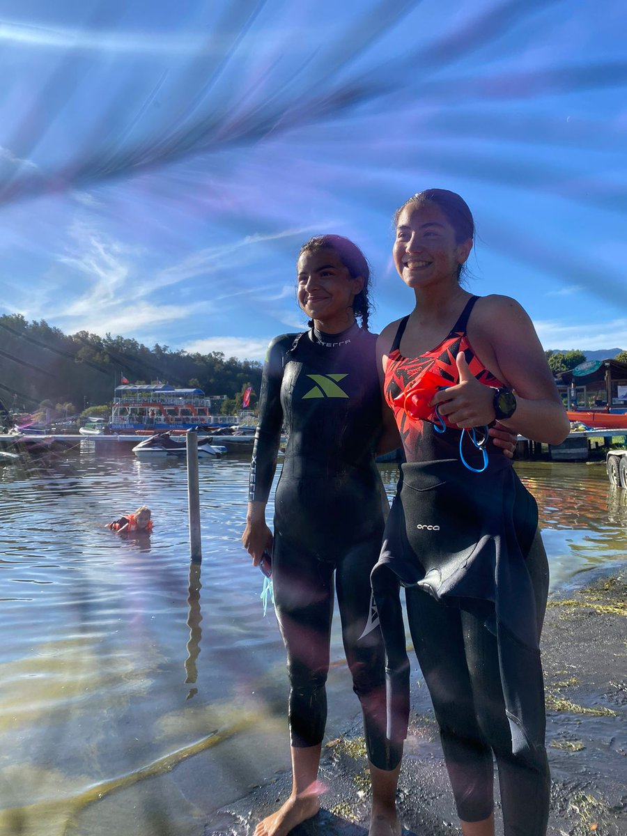 oscarmendizabal's tweet photo. Las chicas de Team Pucon(16) Cony Gomez &amp; Josefina Quezada, cruzaron el domingo 26 marzo, nadando el lago Viillarrica 22.6 k https://t.co/22cBKI9n73