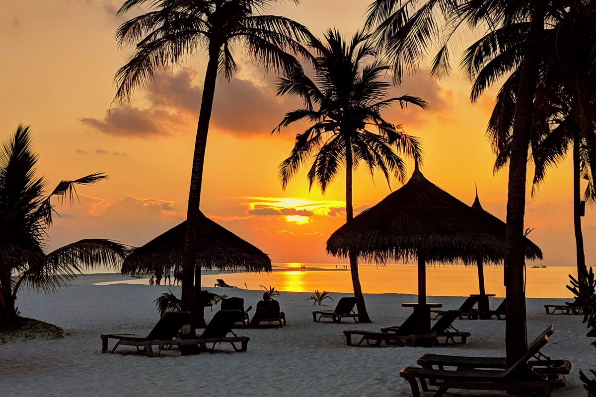 obofili's tweet photo. Show us a picture of a sunset shot on your phone! https://t.co/9K40CrnBlt