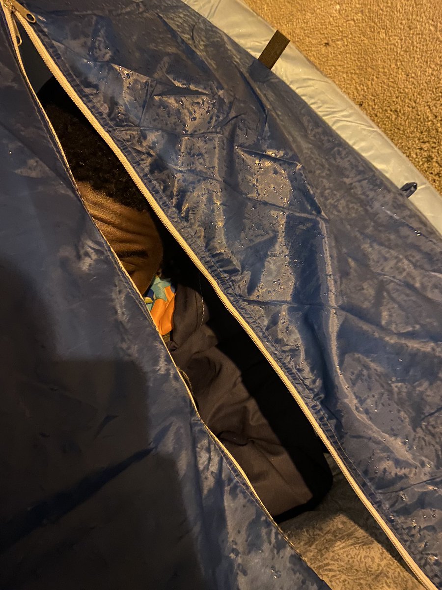 chaboite's tweet photo. « Je ne suis pas là par provocation. Si j’avais le choix, j’irai ailleurs. Je suis fatigué, il pleut, je veux juste dormir sans que la police me réveille et me prenne la tente », explique ce jeune, dans le centre de Paris. https://t.co/ACjviNrMEG
