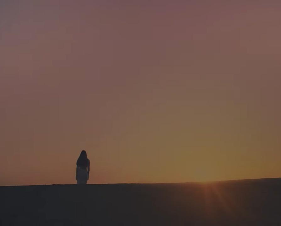 Luuxcharlie's tweet photo. Hablemos de los colores del video
Lasso un azulado frio
Y eva calida naranja
Y ambos forman un lindo atardecer 😭❤️  @LassoMusica https://t.co/jJ2t5Nxjg8