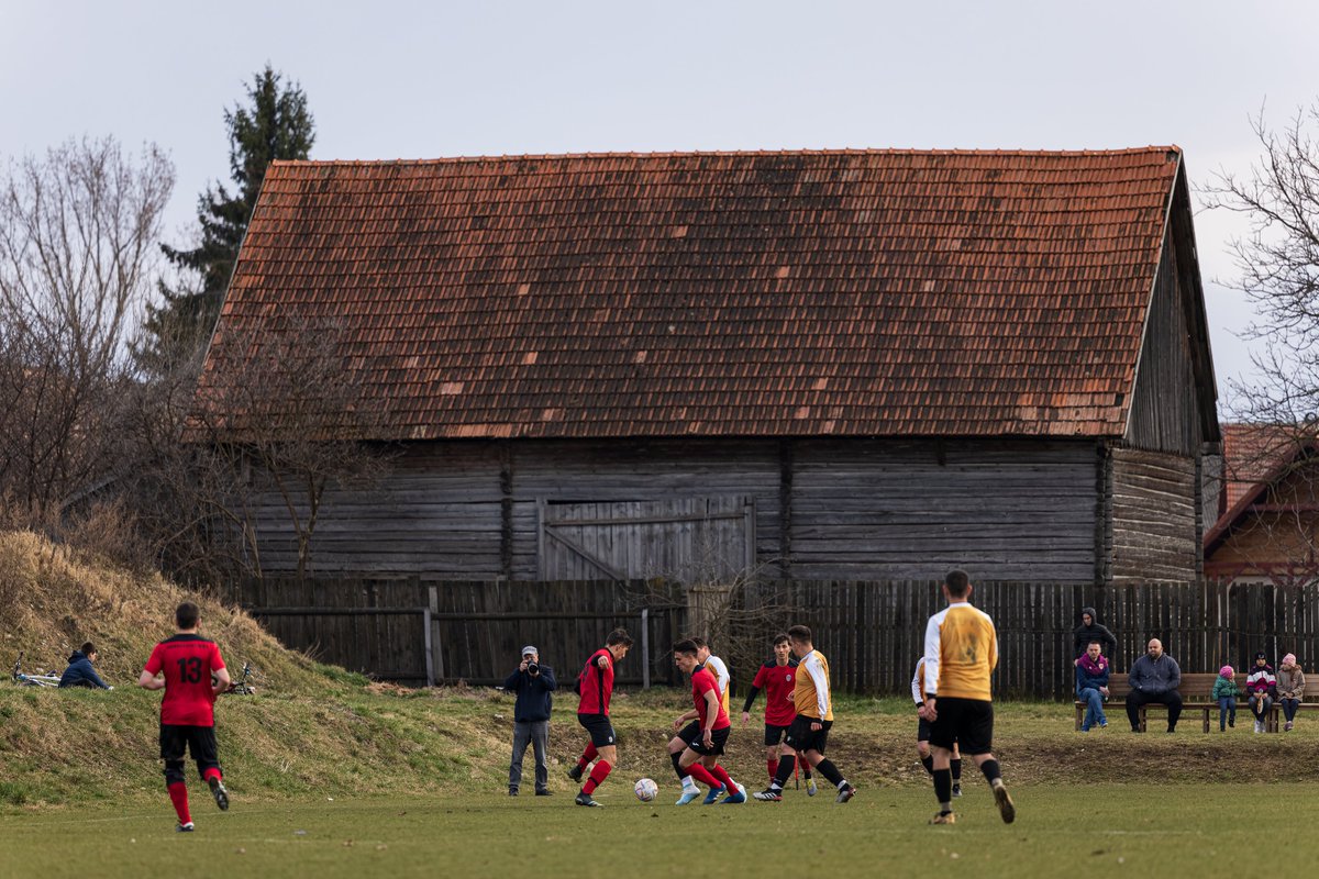 Mike_Bayly's tweet photo. AS MÜ Frumoasa 1 v 0 AS Fisag Ciucsângiorgiu

Romania - League 5 Ciuc Zone
25.03.2022

Full Set of Photos Here: https://t.co/2E6t4mA5vp

No stands or terraces? No problem. Sit on your car bonnet or a quad bike. #FIH6 @Emishor https://t.co/FeNmTwEUmh