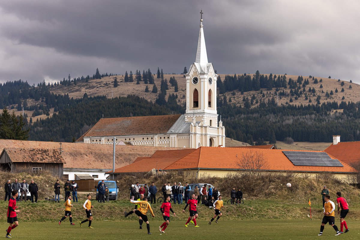 Mike_Bayly's tweet photo. AS MÜ Frumoasa 1 v 0 AS Fisag Ciucsângiorgiu

Romania - League 5 Ciuc Zone
25.03.2022

Full Set of Photos Here: https://t.co/2E6t4mA5vp

No stands or terraces? No problem. Sit on your car bonnet or a quad bike. #FIH6 @Emishor https://t.co/FeNmTwEUmh