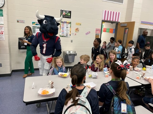 LCISD_CN's tweet photo. Celebrating @CulverLCISD  for winning the "Fuel to Greatness Breakfast Challenge" with the @HoustonTexans Toro! 300 MORE STUDENTS ATE BREAKFAST THIS MORNING! Thank you @DairyMAX  for all your support. https://t.co/tIJtygquvP