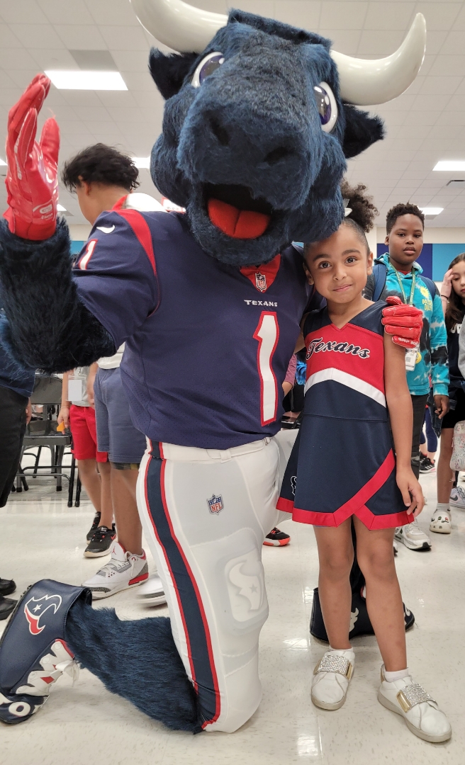 LCISD_CN's tweet photo. Celebrating @CulverLCISD  for winning the "Fuel to Greatness Breakfast Challenge" with the @HoustonTexans Toro! 300 MORE STUDENTS ATE BREAKFAST THIS MORNING! Thank you @DairyMAX  for all your support. https://t.co/tIJtygquvP