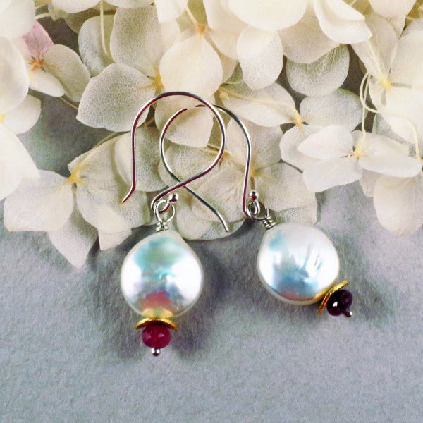 Very shiny pearl and pink tourmaline earrings.
handmade-beaded-gemstone-earrings.com
#handmadejewelry #handmadegemstonejewelry #sacredearthjewelry