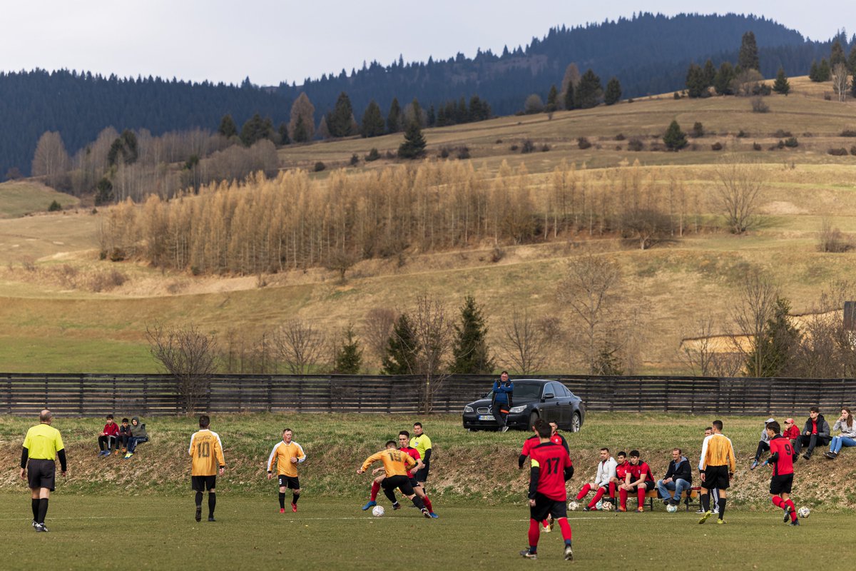 Mike_Bayly's tweet photo. AS MÜ Frumoasa 1 v 0 AS Fisag Ciucsângiorgiu

Romania - League 5 Ciuc Zone
25.03.2022

Full Set of Photos Here: https://t.co/2E6t4mA5vp

No stands or terraces? No problem. Sit on your car bonnet or a quad bike. #FIH6 @Emishor https://t.co/FeNmTwEUmh