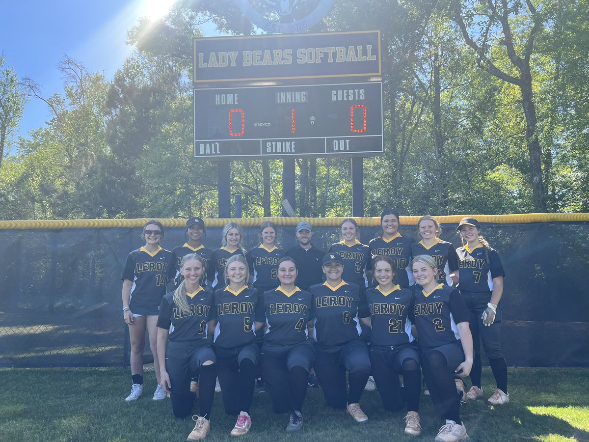 so glad i finally met <a href="/KyleParmley/">Kyle Parmley 🥎</a>! thank you for coming to a small 1a school and watching us play!