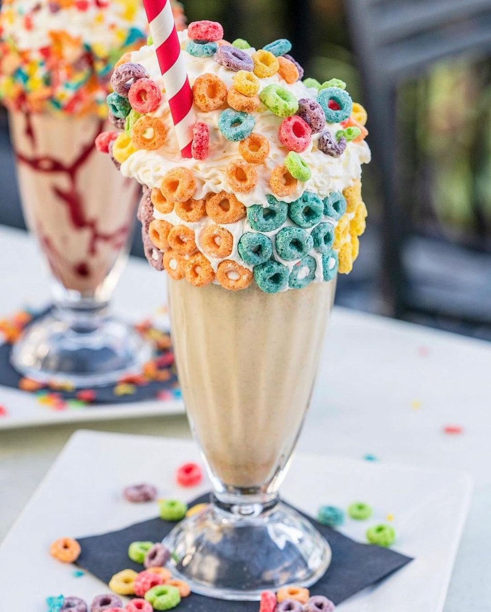 MashedHQ's tweet image. Breakfast for dessert? Don't mind if we do. 😋
📸: mtkiscodiner on Instagram
#frootloops #milkshake #dessert #foodies