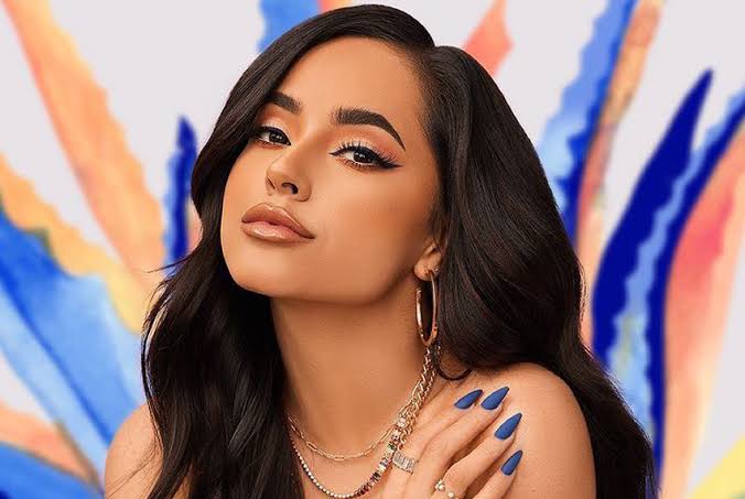 BlogMidiaNaMira's tweet image. OUTRO REMAKE DE LA REINA DEL FLOW!
Depois da mexicana #LaReinaSoyYo, a trama pode ter outra versão, dessa vez protagonizada por ninguém menos que Becky G. A trama titulada #QueenOfFlow estaria sendo desenvolvida pela Universal Televisión y Westbrook Studios para o fim do ano. +