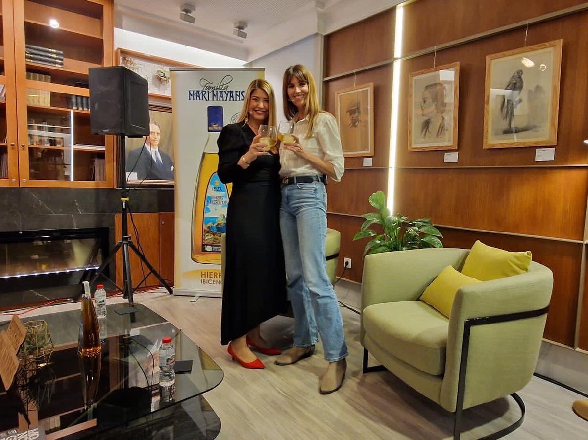 ImamComunicacio's tweet photo. Todo listo para empezar ‘Unas Hierbas con…’ @ana_vide en #ebusussociedadcultural. 🧡
Si no te la quieres perder, puedes seguirla en directo desde @Admefy.
🥃 @fmarimayans
#Ibiza #entrevista #Hierbascon #Ebusus #agencylife #ImamComunicación https://t.co/45AuEWb0Od