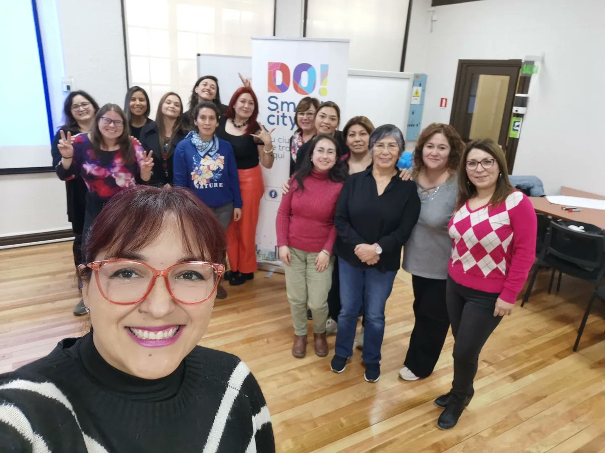 mariapastora's tweet photo. Hoy fui invitada por @DoSmartCity a ofrecer un taller de storytelling a una naciente Red de #Empresarias de Magallanes.

Fue un momento maravilloso. Gracias por permitirme aportar con mis conocimientos a este increíble poder femenino.

 #mujeres https://t.co/QTkFDjwAiG
