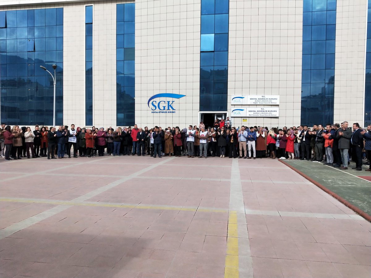 gokhnbektas's tweet photo. Emeğimizin karşılığını istiyoruz!
Ek ödeme artışı , İkramiye , Sosyal Güvenlik Tazminatı ve Uzmanlık  istiyoruz #SGKAilesiEylemde https://t.co/7LCsSMWbjB