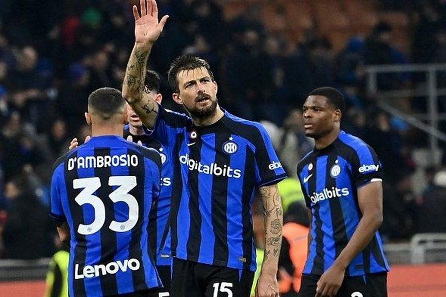 CabineSport's tweet photo. Acerbi, defesa do Inter: "O Benfica é muito forte, mas está ao nosso alcance. Podemos discutir a eliminatória e será muito importante passar à próxima fase."

"O jogo mais difícil da época foi no Porto. Custou-nos bastante. Tivemos muito medo, a bola vinha de todos os lados." https://t.co/cTDfiVb799
