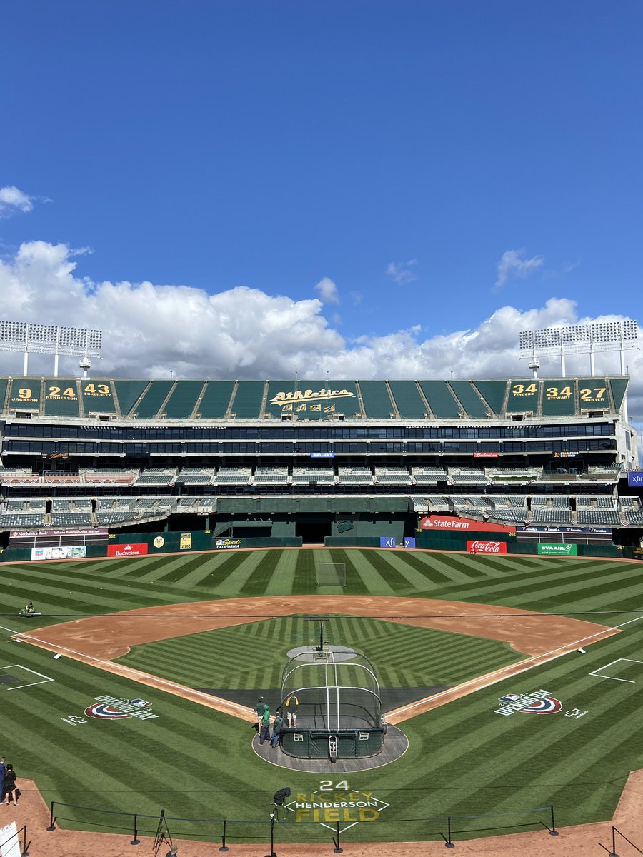 N0MoM0w's tweet image. We had so much rain the days before opening day, but it turned out perfect #OpeningDay #MLBOpeningDay #Groundscrew #MLB #Athletics