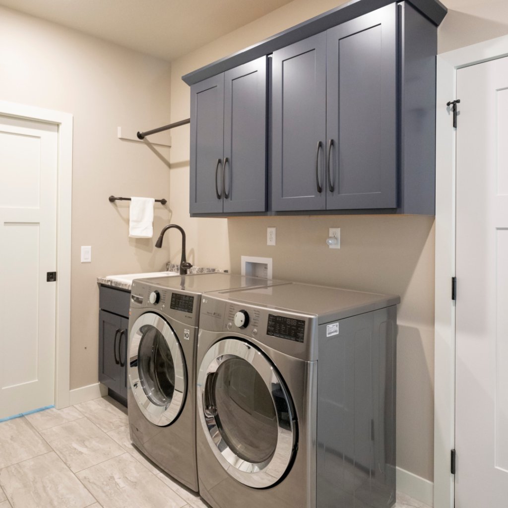 KitchenExp's tweet image. Create the perfect space to hang your hat with a new mudroom/laundry. We can help you design a highly functional room with cabinetry by @Showplace_Cab ! 
#cabinets #laundryrefresh  #mudroom