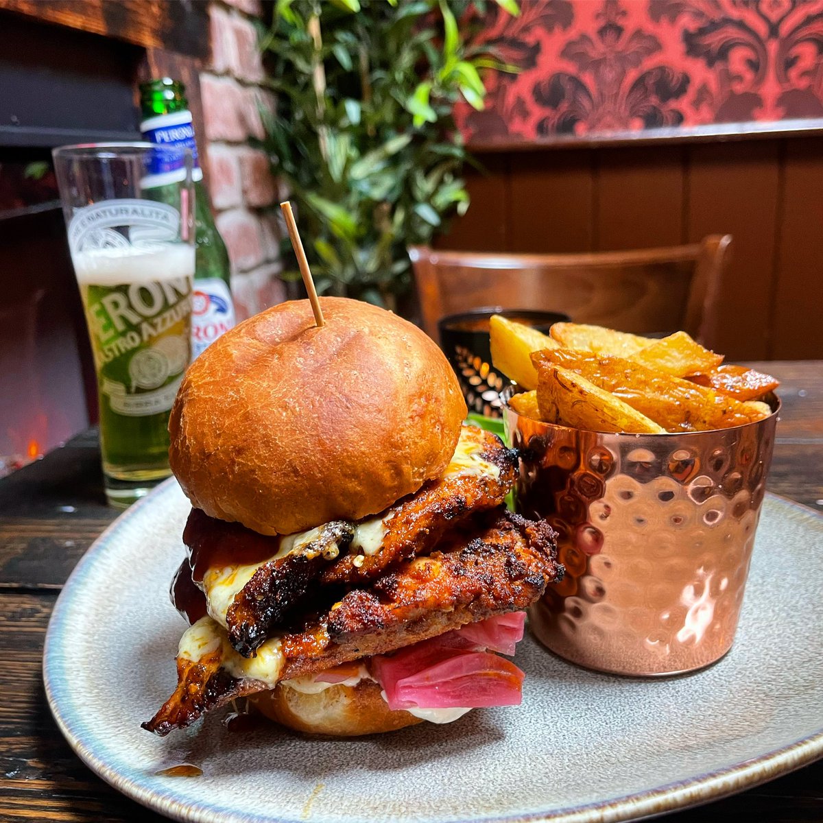 Buffalo_Boy_Ire's tweet photo. Flame Grilled Chicken Burger & Cold Bottle of Peroni by the Fireplace in Buffalo Boy 🔥
#buffaloboysteakhouse #carrickonshannon #leitrim #leitrimtourism #leitrimobserver #leitrimireland #leitrimway #leitrimbusiness #irishsteakhouse #gastropub #perioni https://t.co/MAfehO1SQc