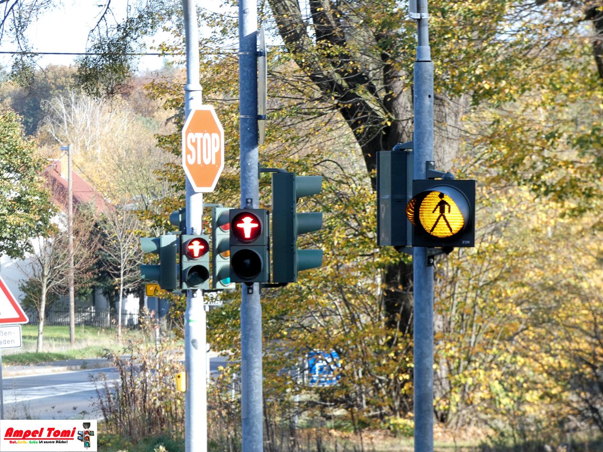 AmpelTomiDe's tweet photo. Dambach/SSC Signalservice Cottbus LSA "B6/S177" Rossendorf
Mehr auf https://t.co/pmocAdqsrT 
#ampel #ampelanlage #lichtsignalanlage #trafficlight #verkeerslicht #trafiklys #trafikljus #trafikklys #liikennevalo #sygnalizacjaświetlna #feudecirculation #dambach #signalservicecottbus https://t.co/ADViJtqnEB