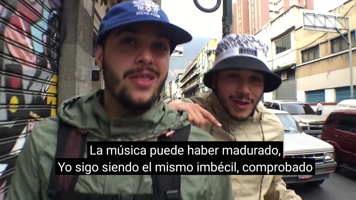 Hace +7 años firmamos juntos nuestra primera colabo "Honor Al Mérito", producida por <a href="/pequerales/">Pedro 'Oldtape' Querales</a>. Salimos con sangría y celulares a lograr nuestro video. Posteriormente y por lo que duraría la gira nacional, nos haríamos llamar "Alcohólicos Homónimos".